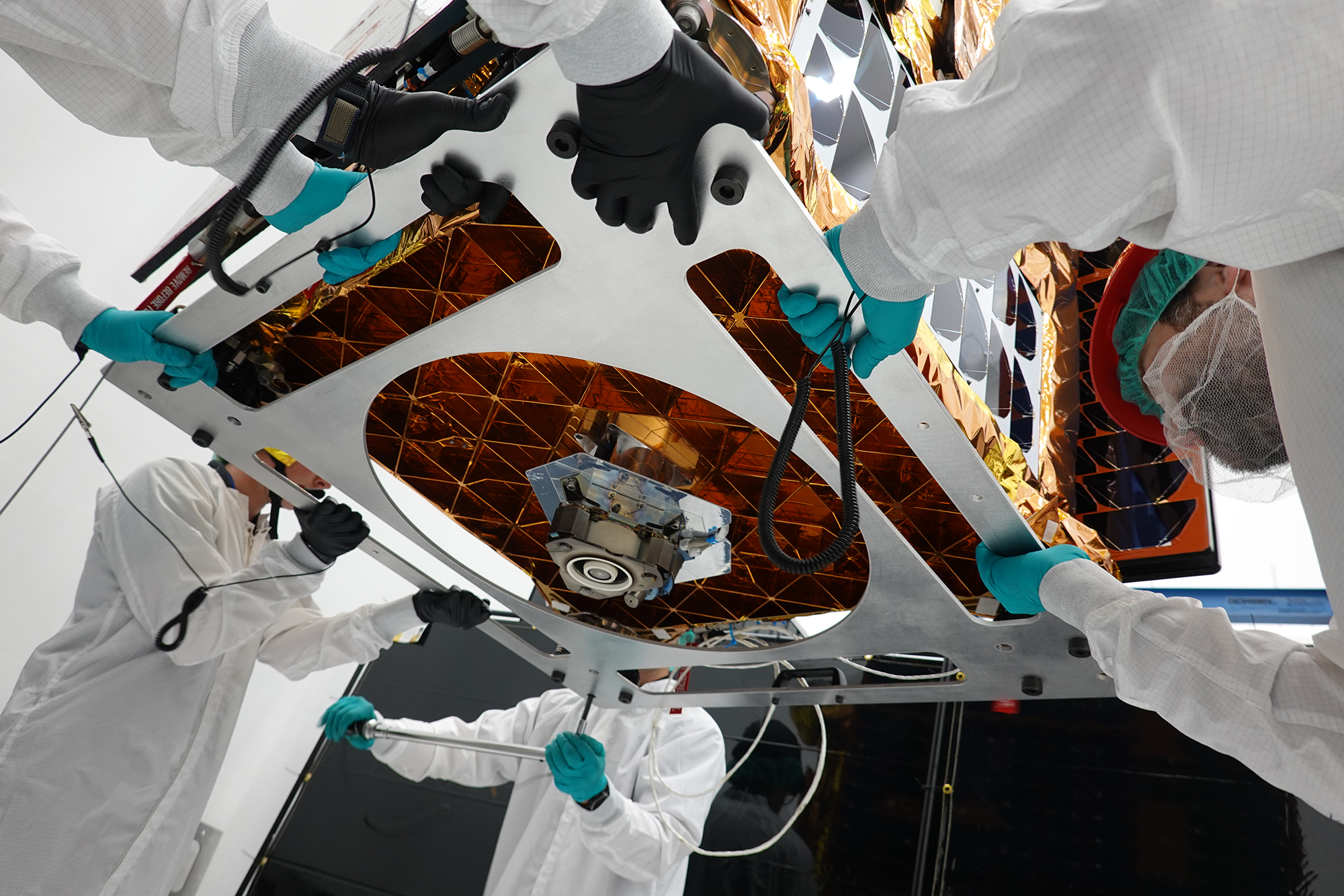 A Missão SSPICY: A NASA Começa a Limpeza Orbital e o Mistério do Lixo Espacial