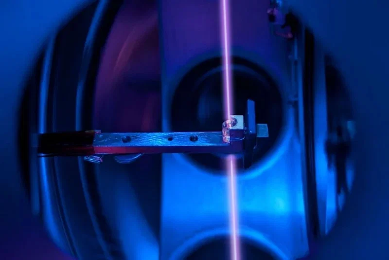 A Ciência do Impossível: Do Relógio Nuclear ao Sabre de Luz da Vida Real
