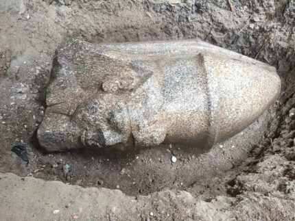 O Achado Sagrado: Agricultor Encontra Estátuas Perdidas de Ramsés II no Egito