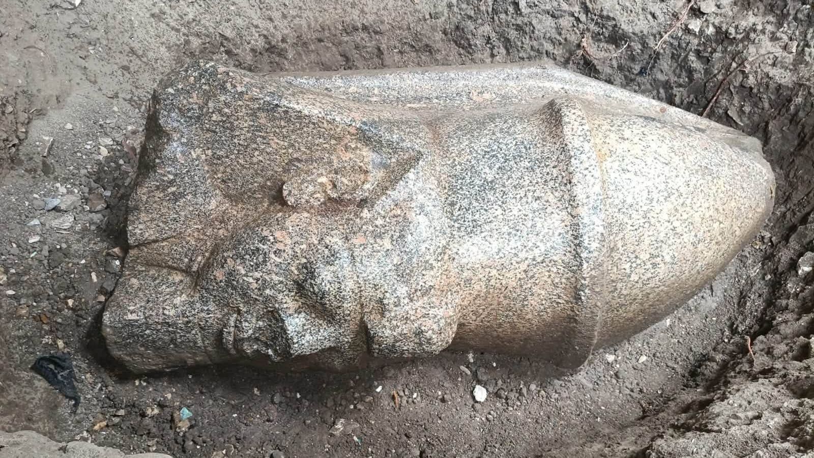 O Gigante Esquecido: Descoberta de estátuas de Ramsés II abala a arqueologia