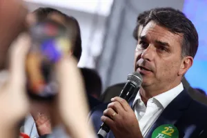 O Enigma do Vazio: Por que aliados de peso fazem campanha sem o candidato?
