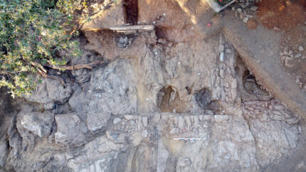 Mistério na Córsega: Arqueólogos Revelam Casa Romana Escavada na Rocha Viva