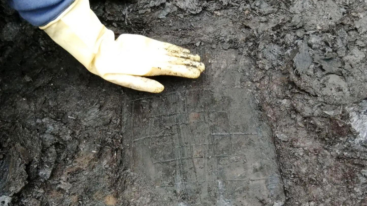 Achado de 1.000 Anos Revela Segredo Bizarro em Pá de Pão Medieval