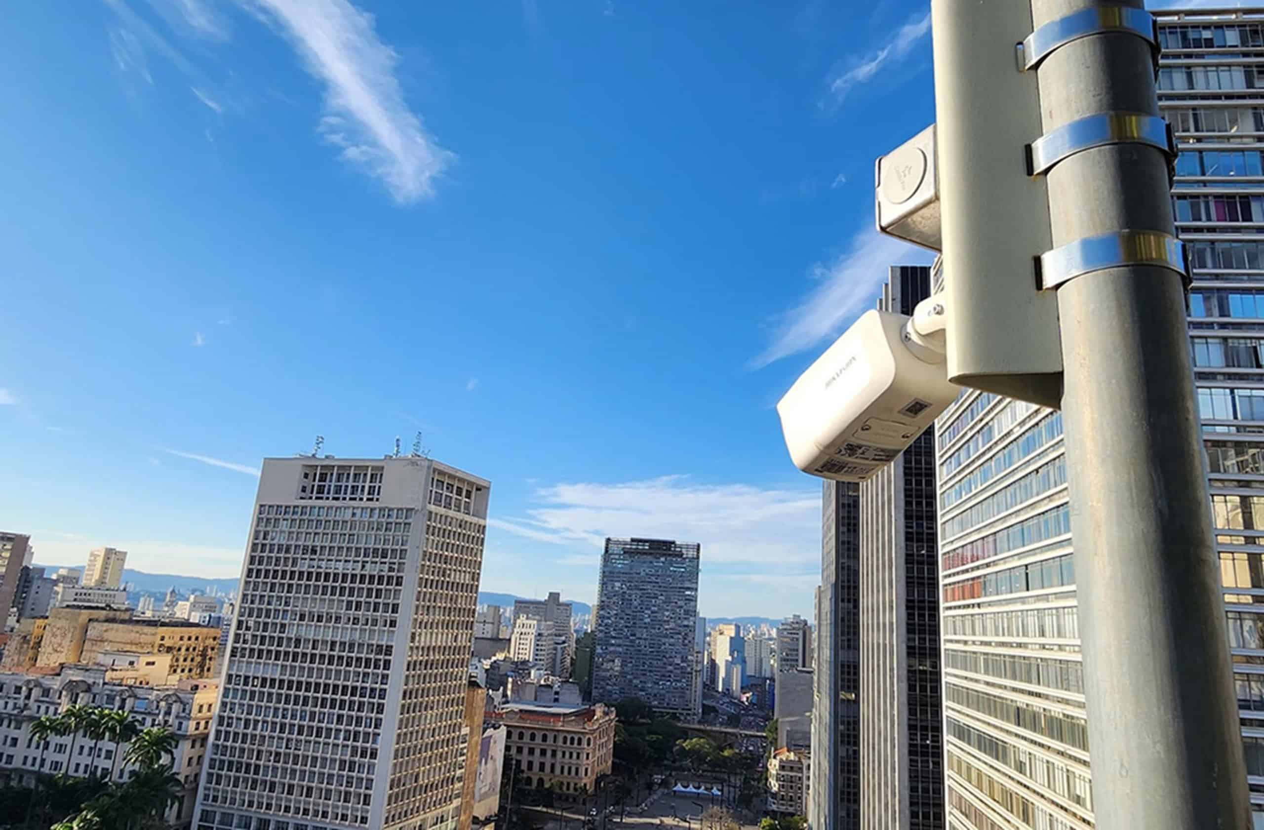 O Enigma do Smart Sampa: A Falha Que Revelou 58 Mil Olhos Sobre a Cidade