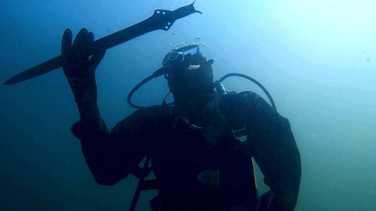 Espada de 3.300 anos achada em lago vulcânico na Itália continua afiada