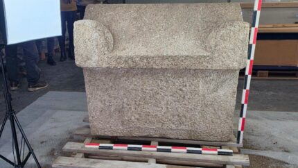O Enigma do Sarcófago Romano: Tumba de 1.800 Anos Guarda Brinquedos Intactos